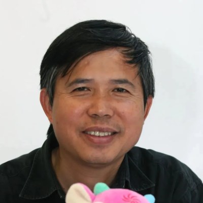 吴冠英